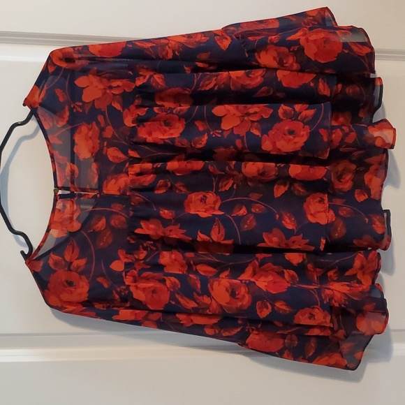 a.n.d ea wy  Red and Blue scooped neck blouse Polyester 3/4 bell sleeves. Medium - Picture 4 of 4